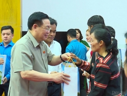 Chủ tịch Quốc hội Vương Đình Huệ trao quà Tết công nhân