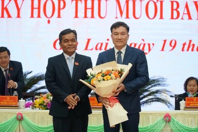 Tân Phó Chủ tịch UBND tỉnh Gia Lai, ông Nguyễn Tuấn Anh nhận hoa chúc mừng từ Bí thư Tỉnh uỷ