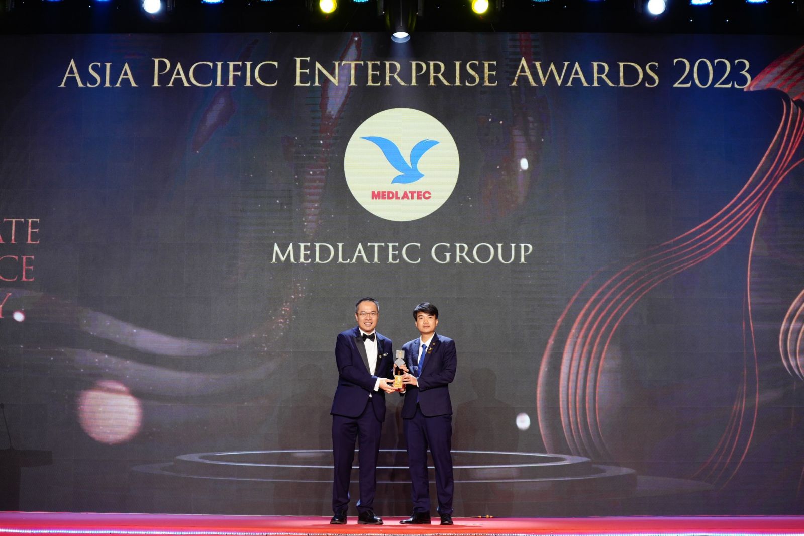 Ông Nguyễn Duy Hùng - Phó Tổng Giám đốc MEDLATEC GROUP đại diện Hệ thống Y tế MEDLATEC nhận giải thưởng “Doanh nghiệp châu Á - Thái Bình Dương”