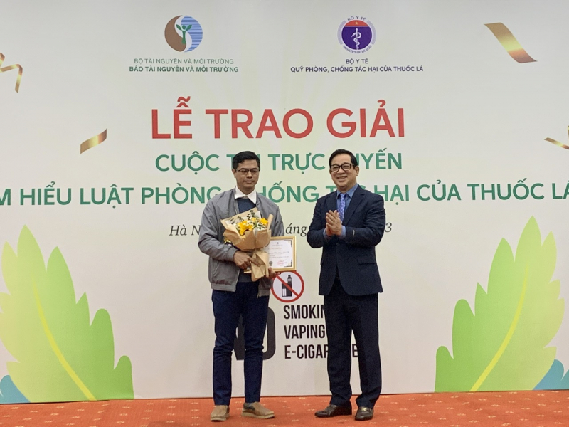 PGS.TS Lương Ngọc Khuê trao Giải Nhất cho Tập thể Trường Đại học TN&MT Hà Nội.