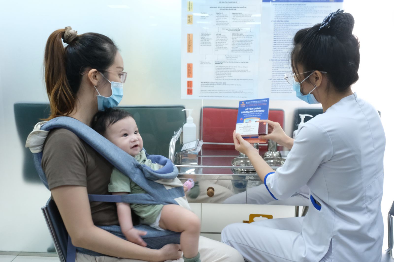 Trẻ em tiêm phòng vắc xin não mô cầu nhóm B thế hệ mới tại Hệ thống tiêm chủng VNVC sáng 23/2. 