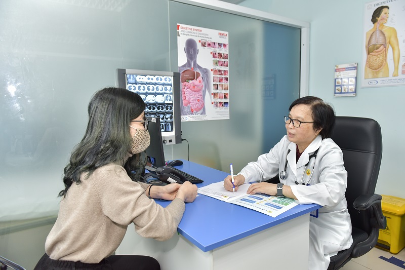 PGS.TS Nguyễn Thị Vân Hồng - Chuyên gia Tiêu hóa, Hệ thống Y tế MEDLATEC khám và tư vấn cho bệnh nhân